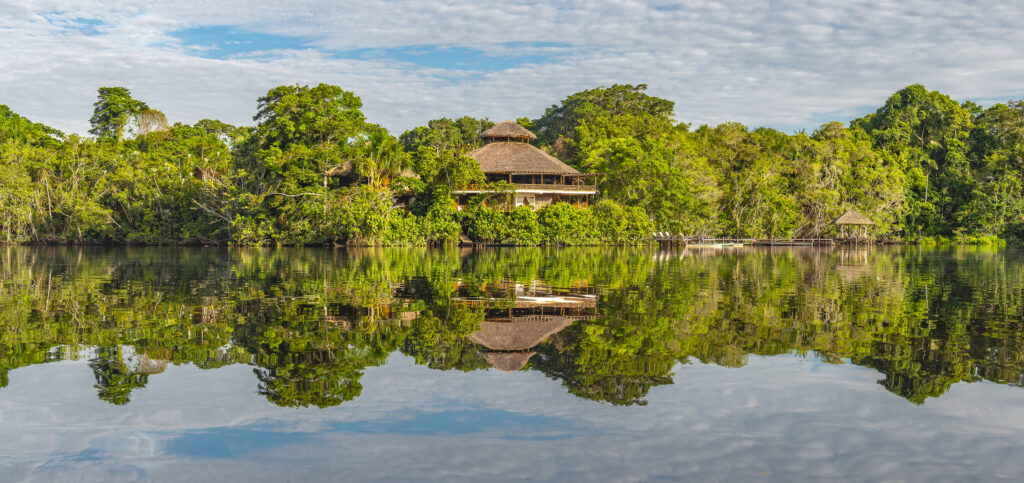 Lodge im dichten Regenwald am Wasser