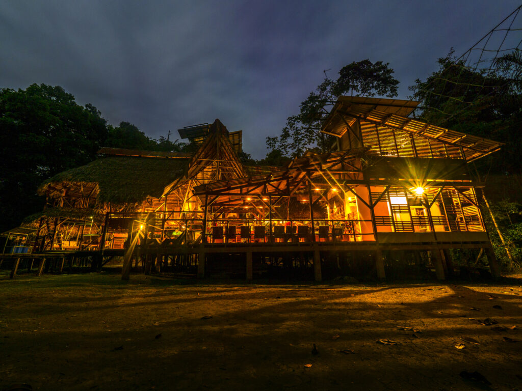 Große Lodge in Ecuador bei Nacht beleuchtet