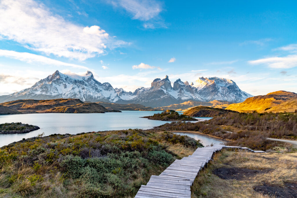 Berge und See des Nationalpark Torres del Paine, Chile mit Steg zum See