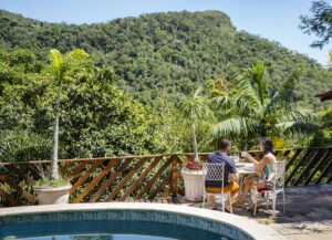Ein junges Paar sitzt auf der Terrasse einer Lodge im Regenwald