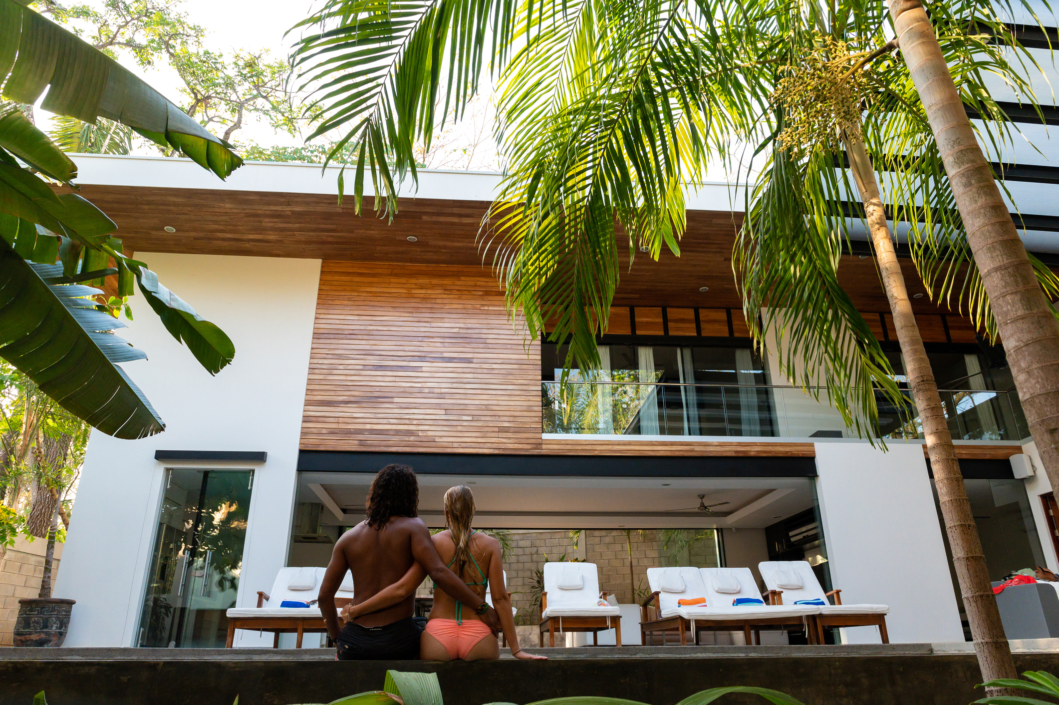 Ein Paar verbringt einen luxuriösen Urlaub in einer exklusiven Lodge