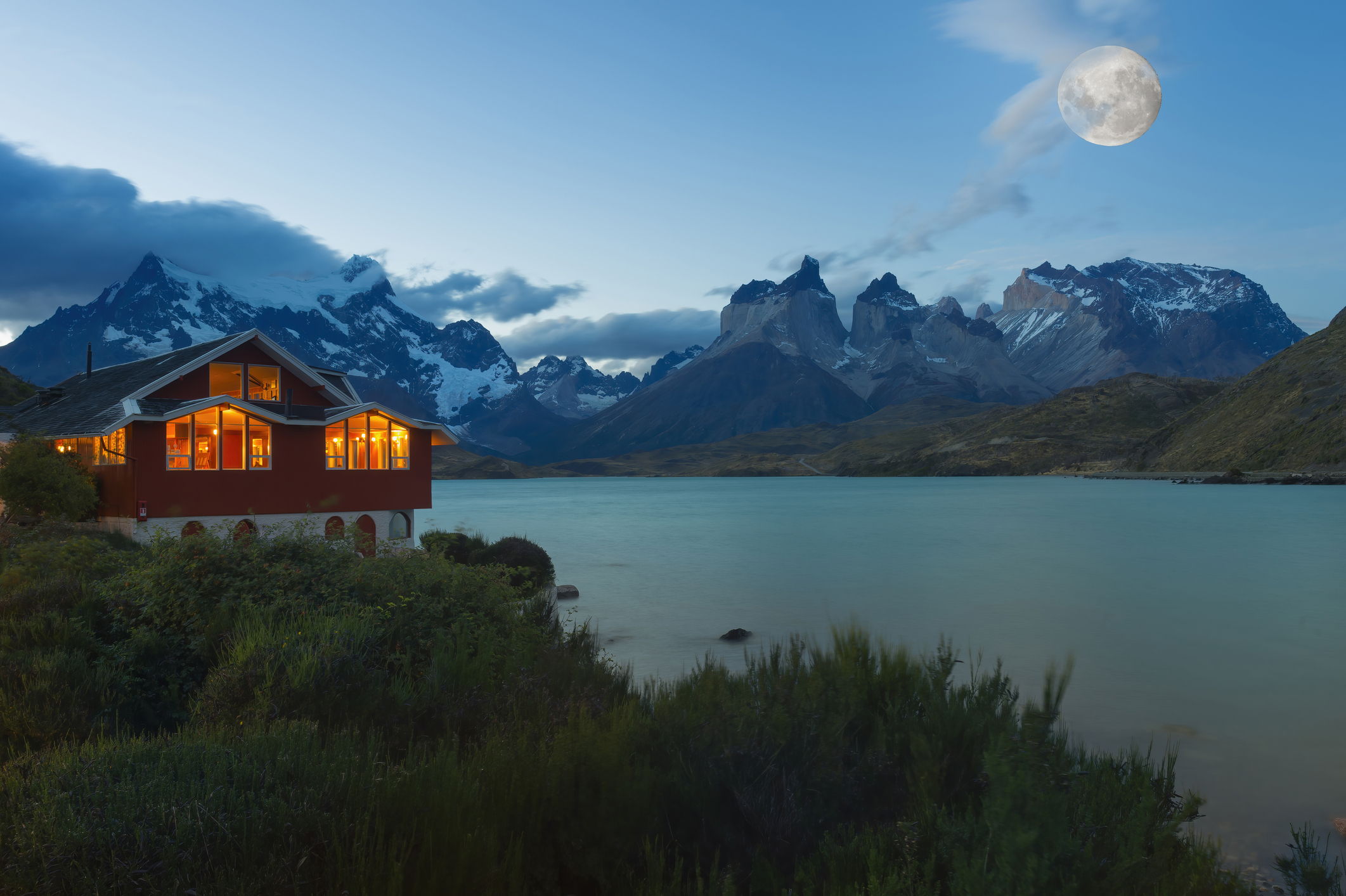 Mondaufgang über Lago Pehoe und Hosteria Pehoe, Nationalpark Torres del Paine, chilenisches Patagonien, Chile