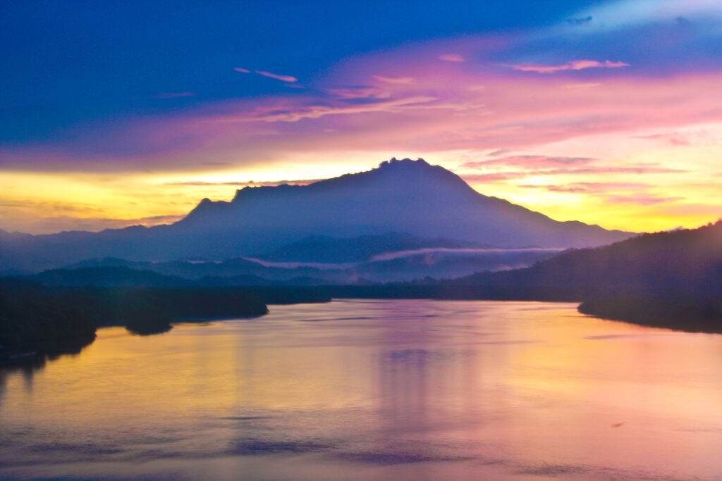 Die Silhouette des Mount Kinabalu bei Sonnenaufgang