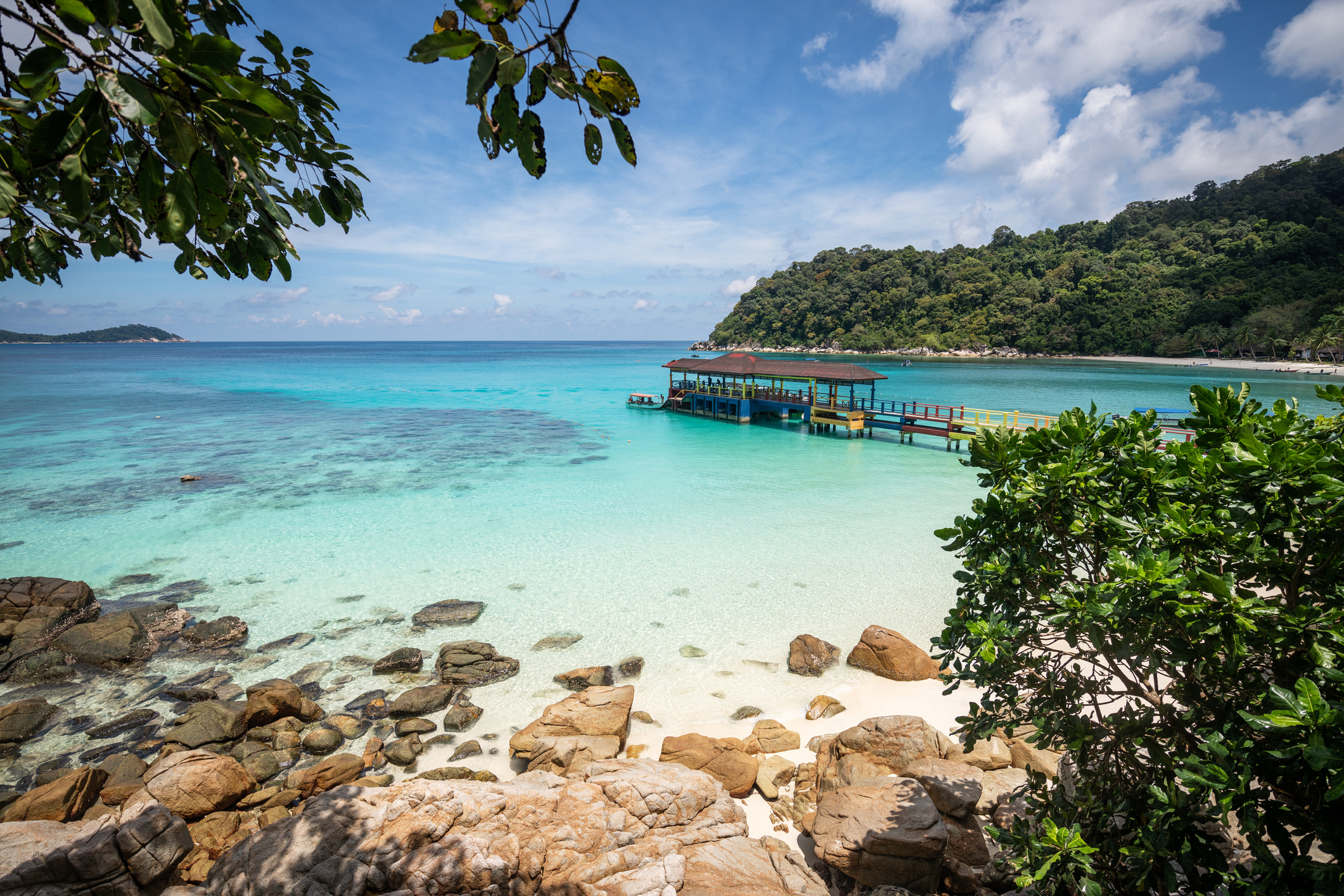 Strand mit farbenfroher Bootsplattform, Perhentian-Inseln, Malaysia