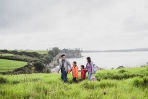 Die Familie genießt das Wandern und Erkunden der Natur und hat viel Spaß dabei, Zeit miteinander zu verbringen.