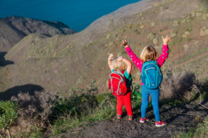 2 kleine Kinder auf Felsen