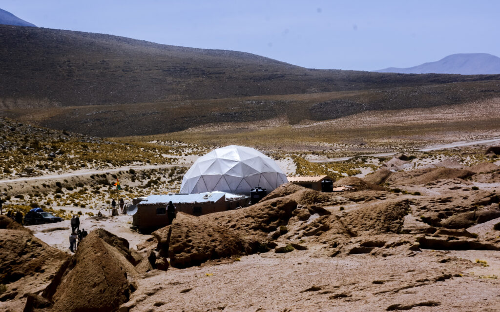Vulkan Ollagüe in Bolivien mit Camp davor