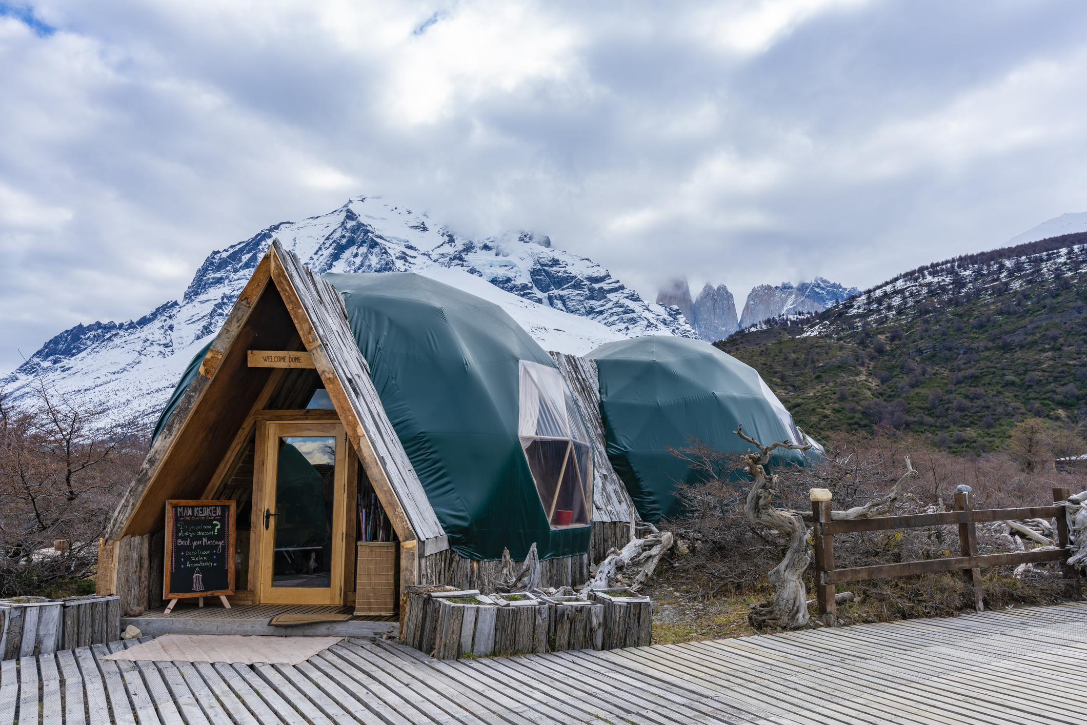 Glamping Lodge in Lateinamerika mit schneebedecktem Berg im Hintergrund