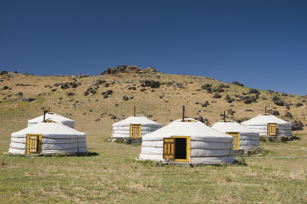 Luxuriöse Touristenlodge in der Wüste Gobi, Südmongolei