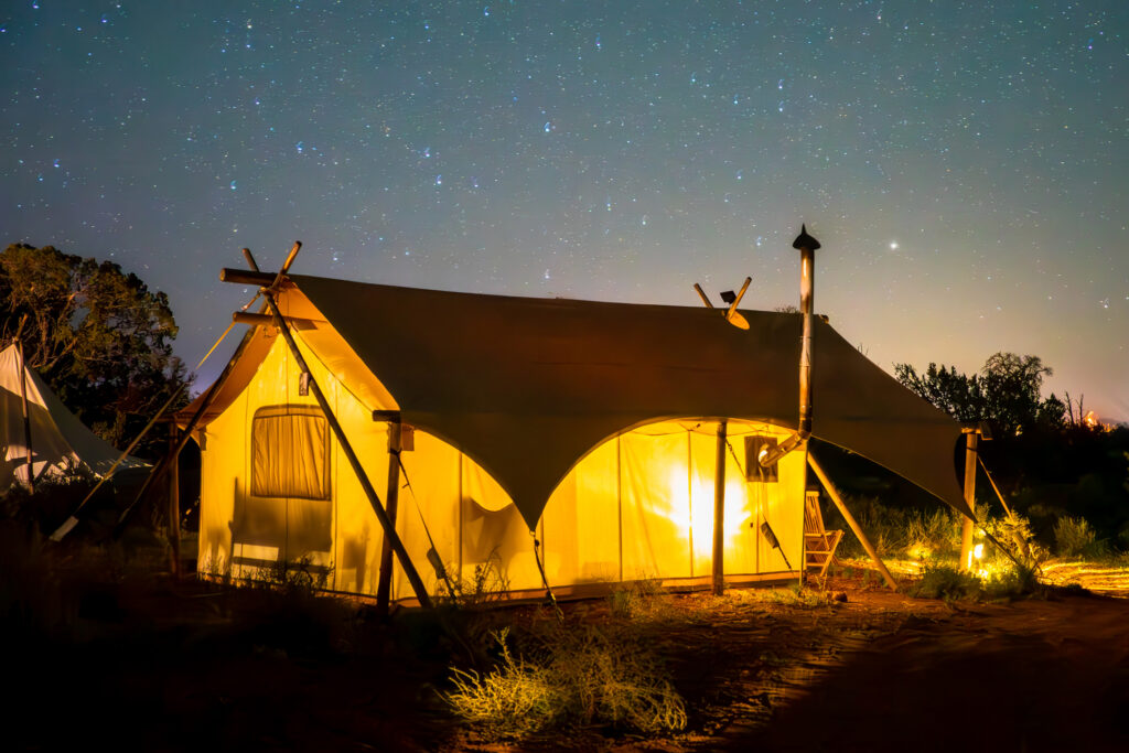 Glamping in der Wüste bei Nacht