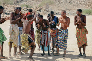 Afrikanische Männer beim Tanz