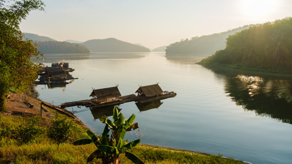 Morgen am Huai Krathing See in der nordöstlichen thailändischen Region Isaan - schwimmender Fluss