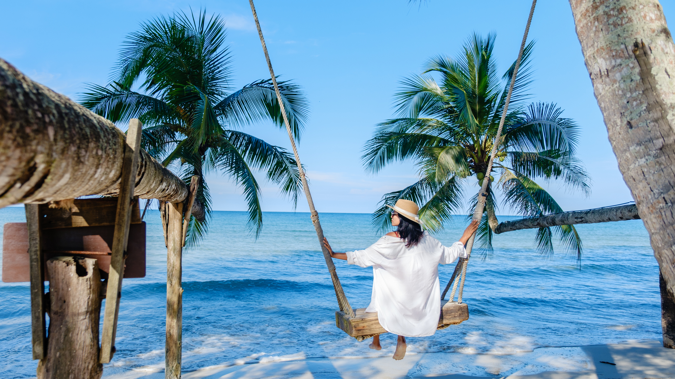 Entspannung auf einer Schaukel inmitten von Palmen und Meerblick in Thailand