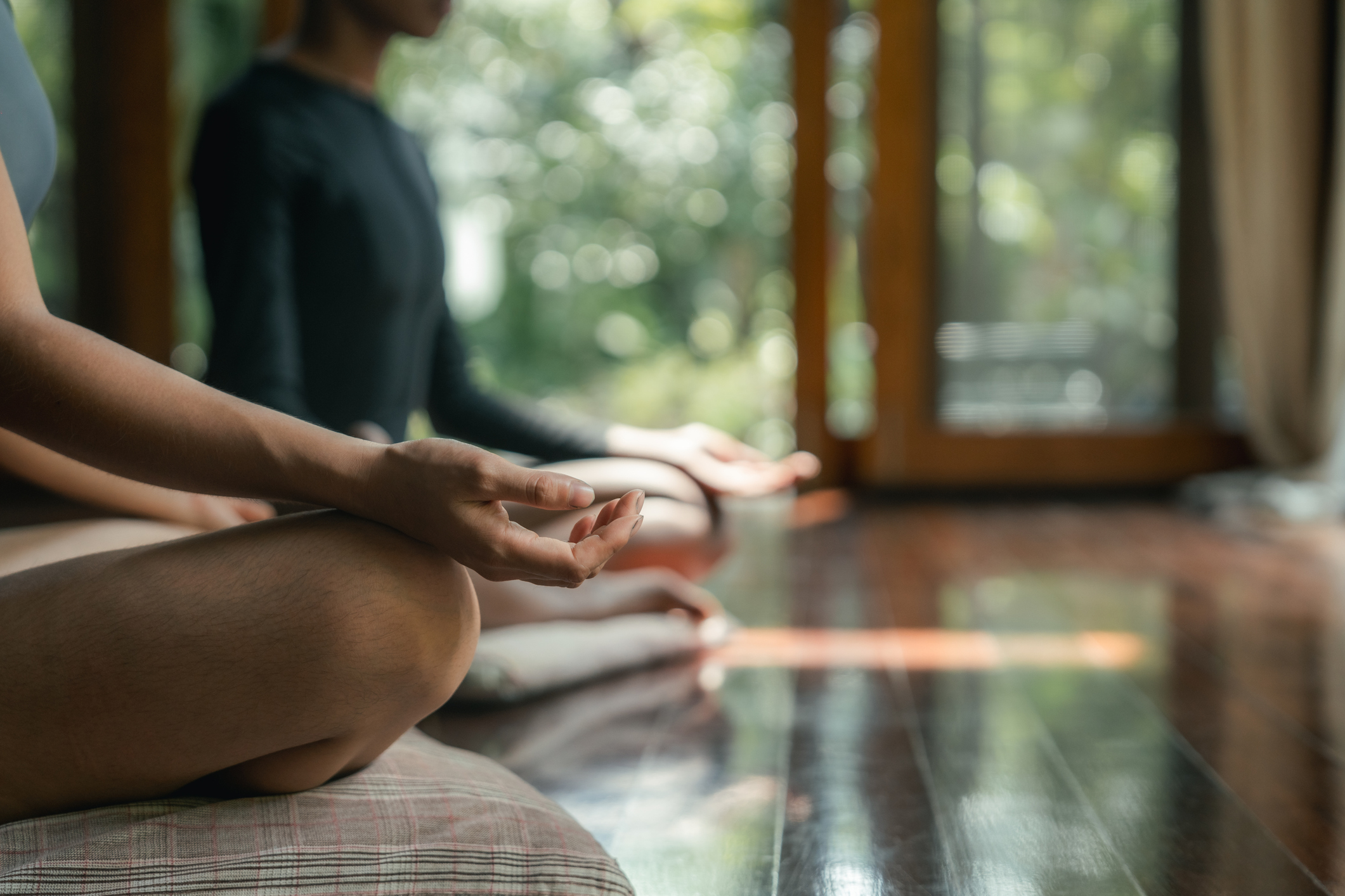 Zwei Freundinnen praktizieren Meditation in einem Wellness-Resort