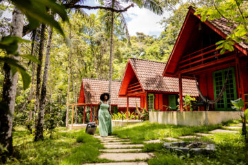 Touristin mittleren Alters mit Gepäck, die im Gasthaus ankommt