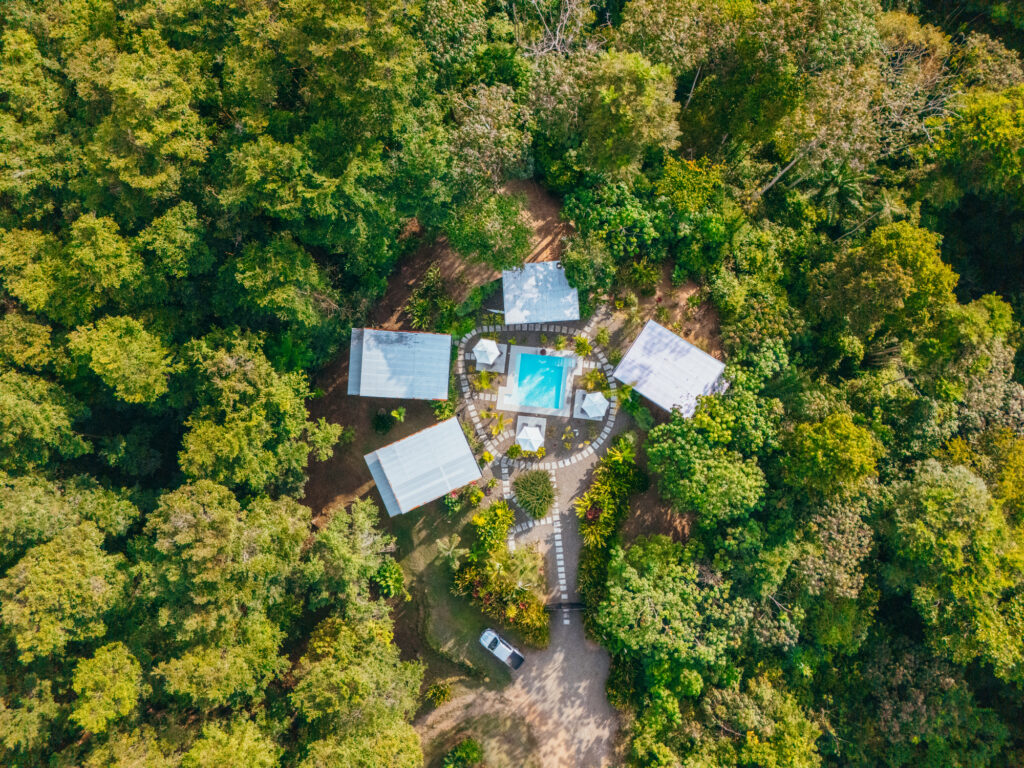 Luftaufnahme von oben: Öko-Lodge inmitten des Regenwaldes von Belize