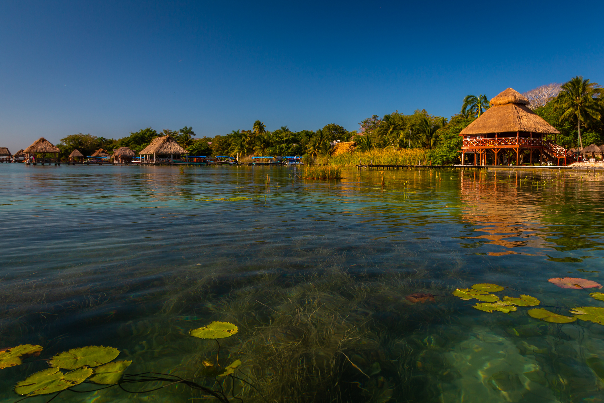 Laguna in Mexiko mit Lodges im Wasser