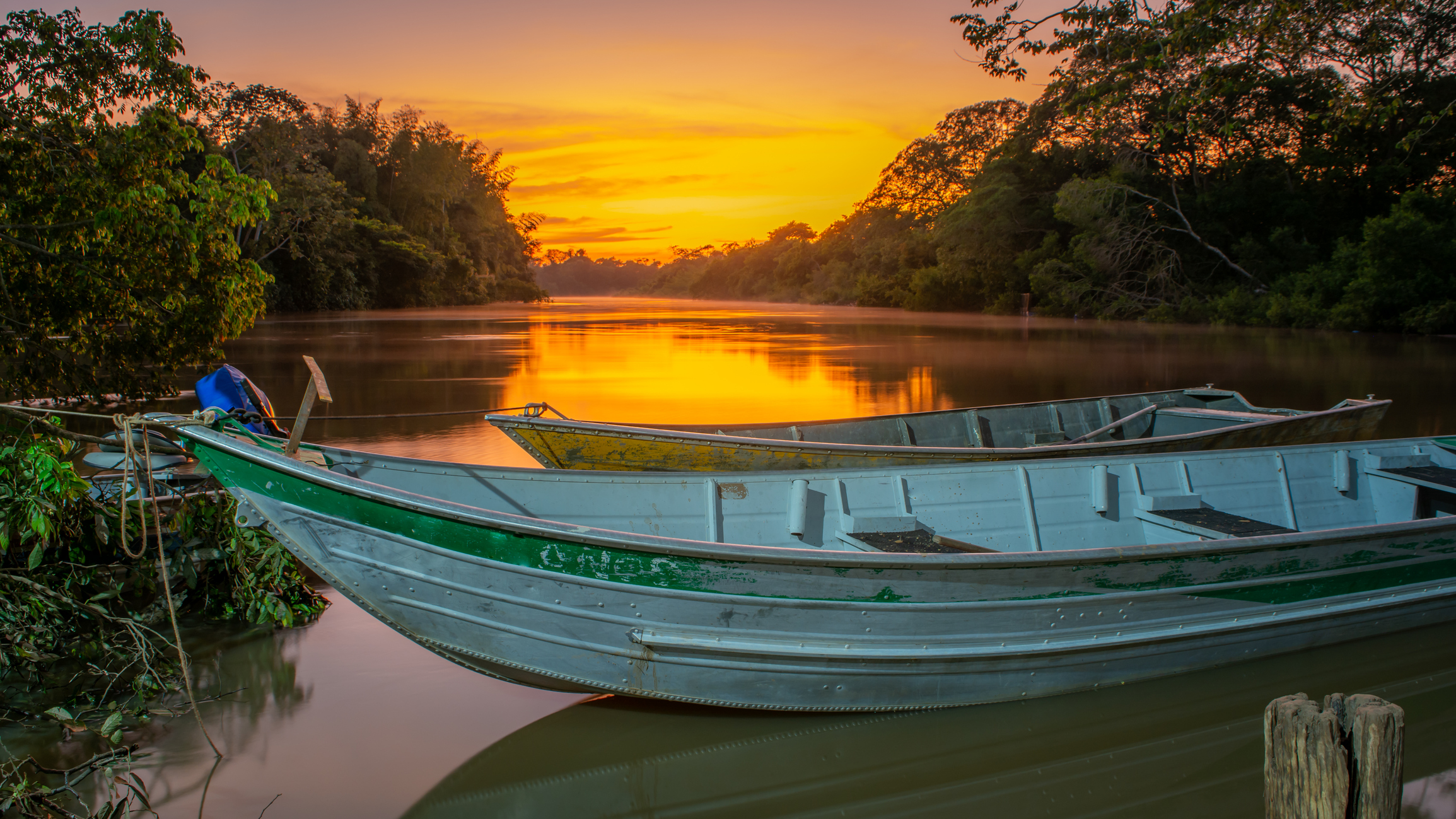 Wunderschöne Landschaft des brasilianischen Pantanal bei Sonnenuntergang.