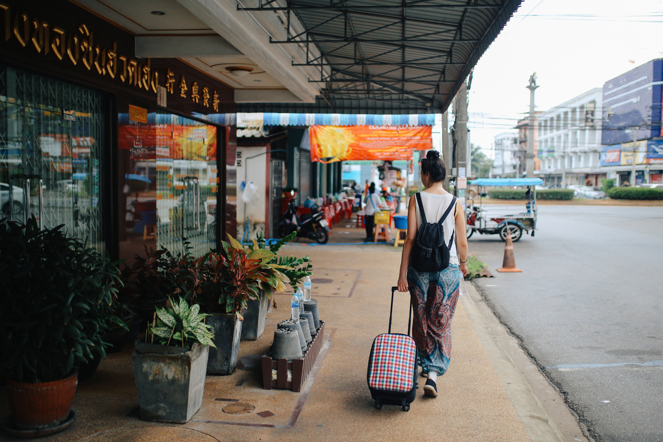 Alleinreisende Frau mit Trolli in Krabi-Stadt, Thailand