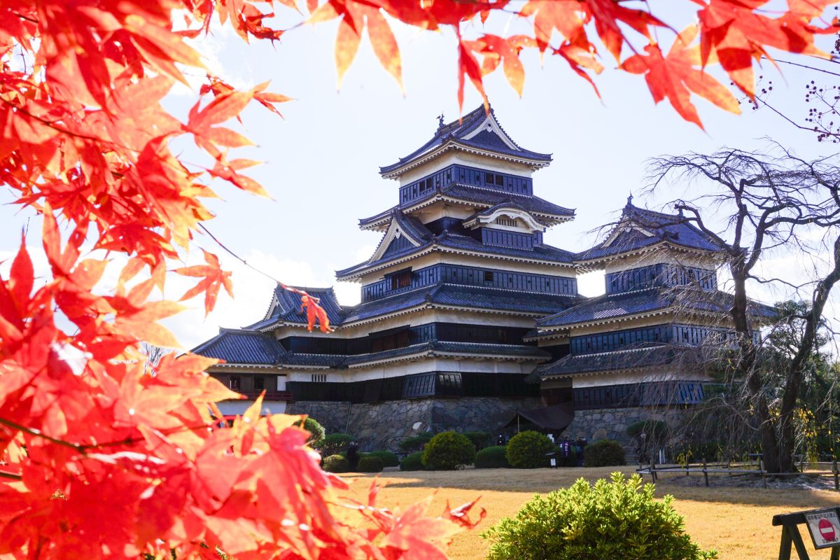 Burg Matsumoto im Herbst: Ein Blick auf die historische Schönheit Japans