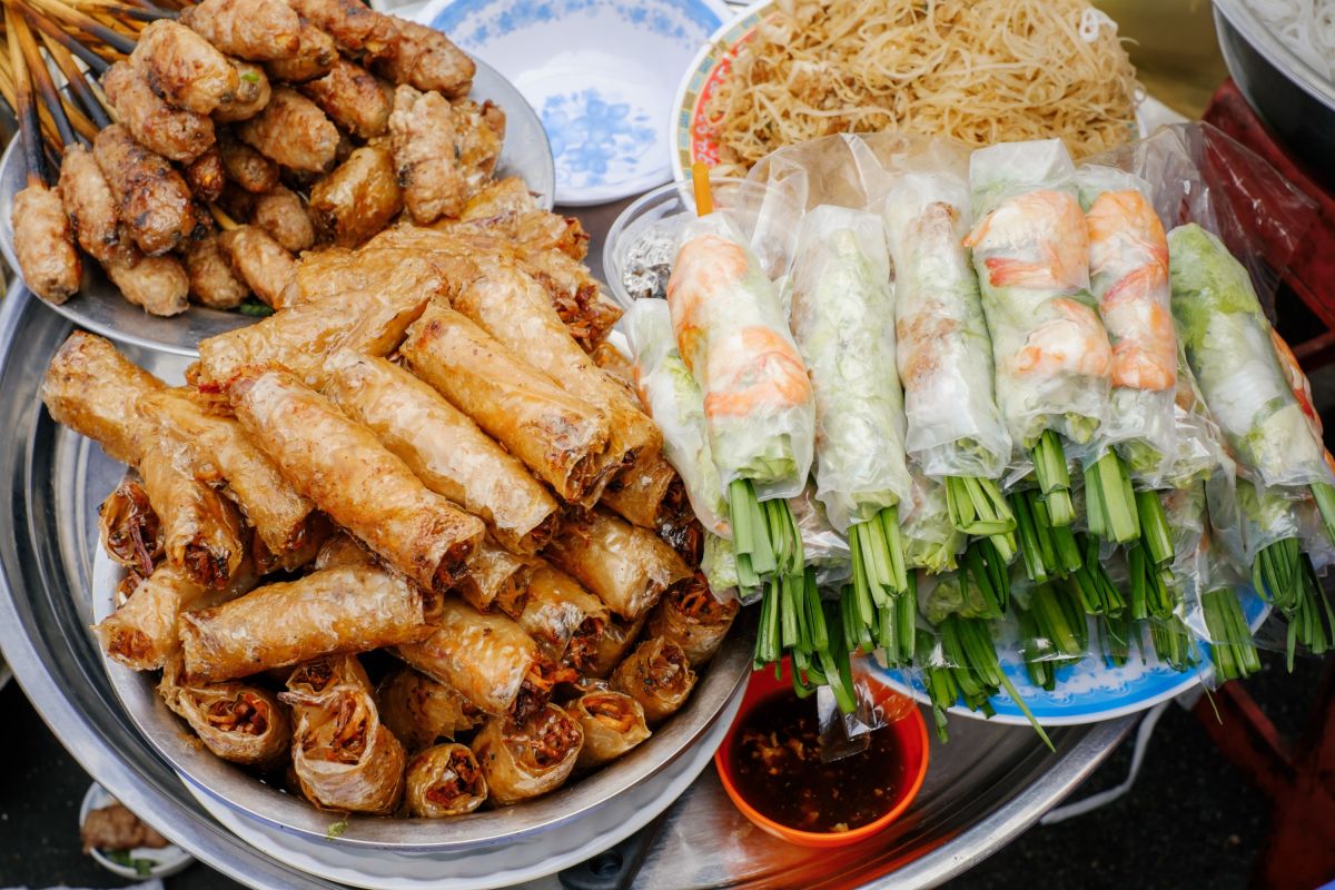 Frische Frühlingsrollen und Sommerrollen – Street Food aus Hanoi, Vietnam