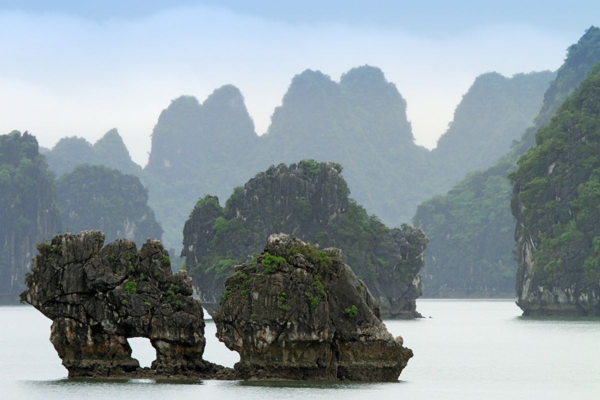 Entdecken Sie die mystische Halong-Bucht – eine Naturschönheit in Vietnam