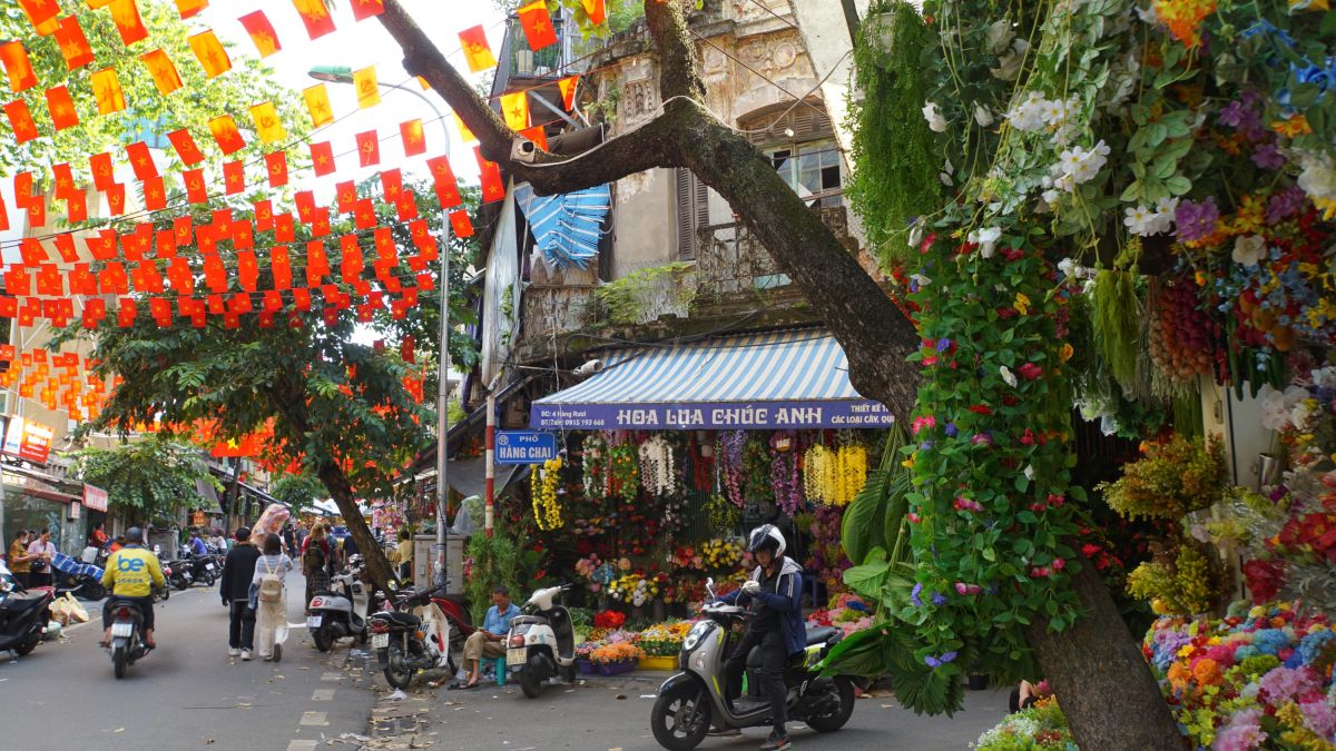 Blühende Altstadt von Hanoi – Ein Markt voller Farben und Leben