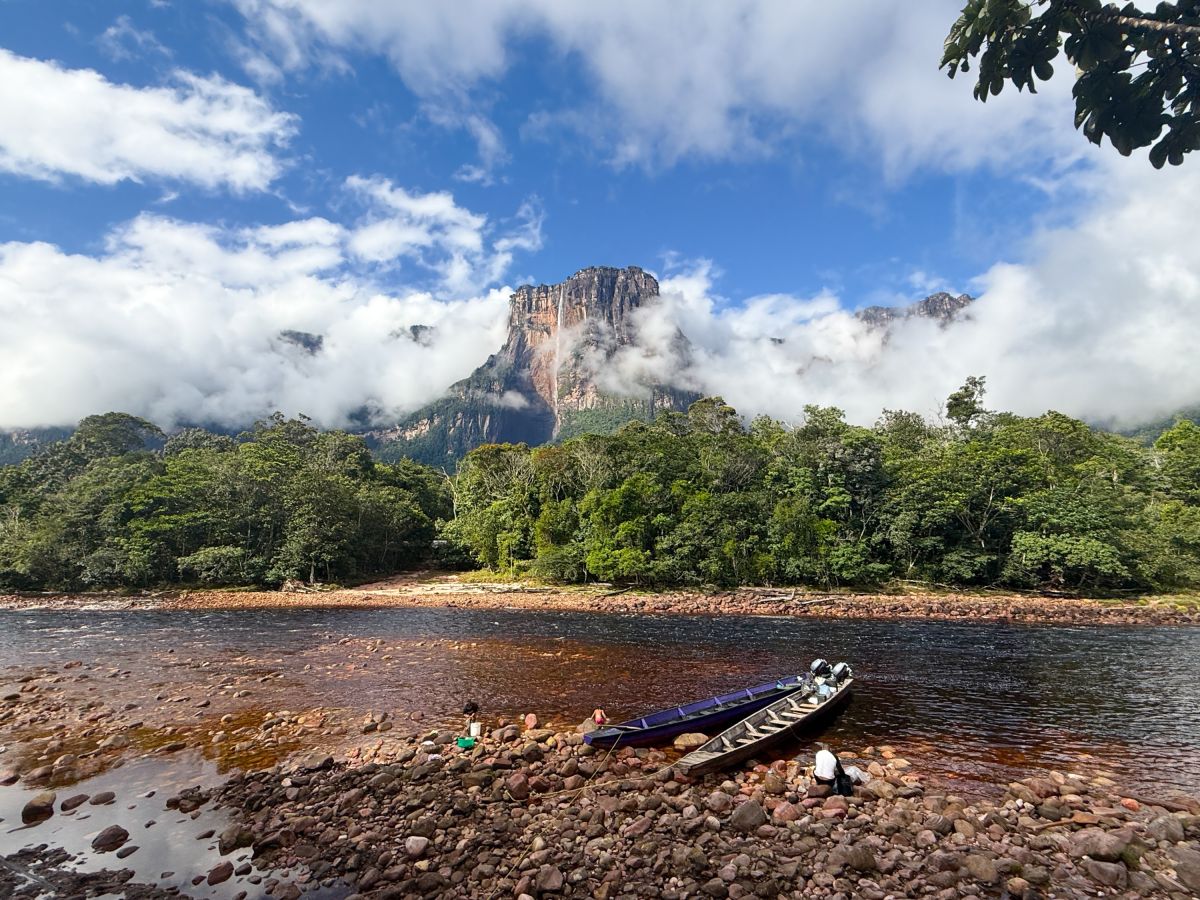 Tepui-Landschaft am Fluss im Nationalpark Canaima, Venezuela