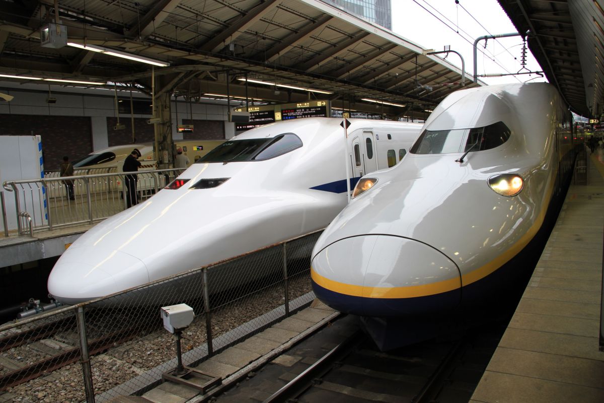 Moderne Shinkansen - Bullettrain am bewegten Bahnhof in Japan