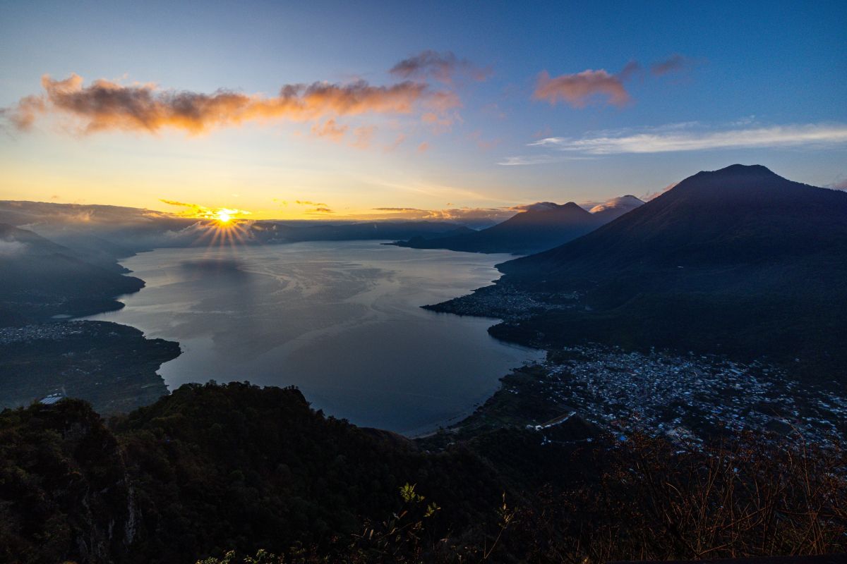 Sonnenaufgang über dem Atitlán-See in Guatemala
