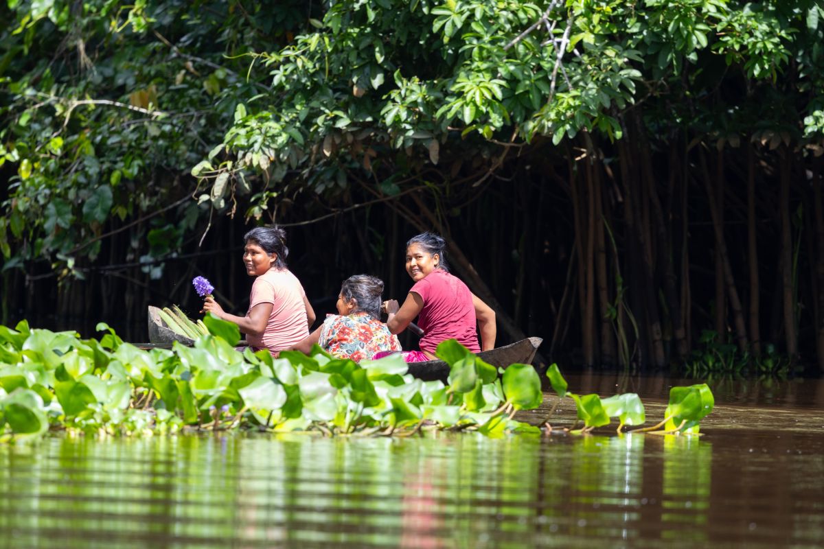Begegnung auf dem Fluss: Frauen unterwegs im Einbaum in Venezuela