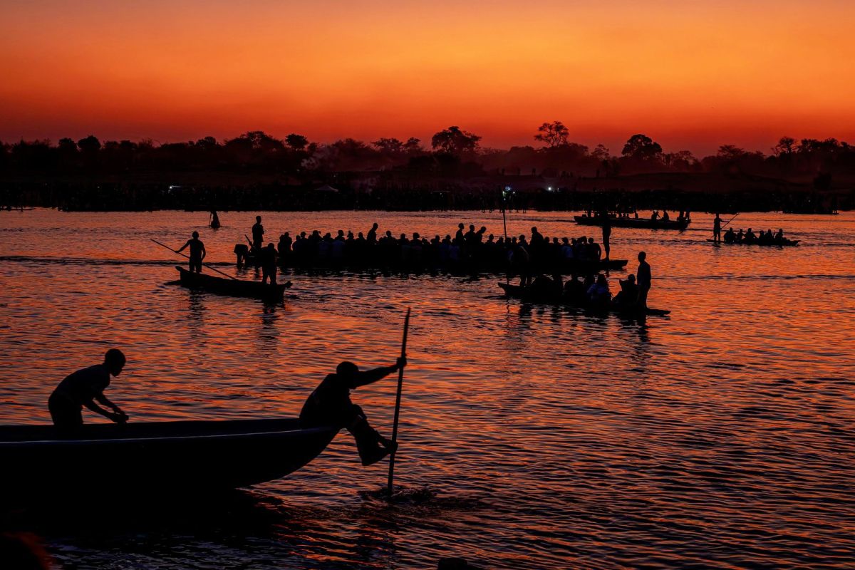 Bei den Luvale: Bootsfahrten bei Sonnenuntergang auf dem Fluss in Angola