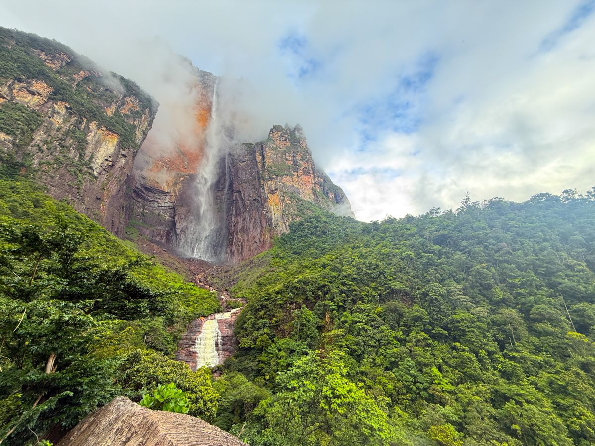 Der Salto Ángel stürzt vom Auyán-Tepui in die Gran Sabana, Venezuela