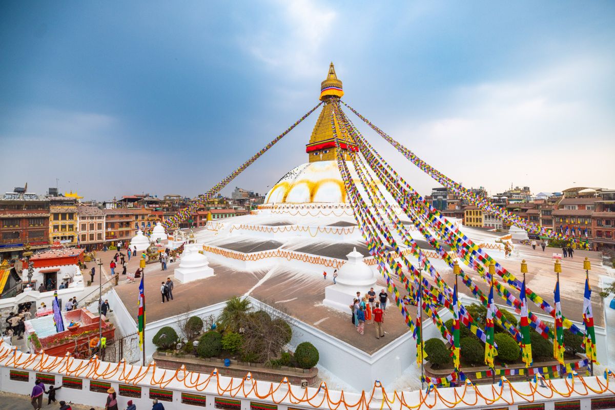 Boudhanath-Stupa mit Gebetsfahnen und weitem Platz in Kathmandu, Nepal