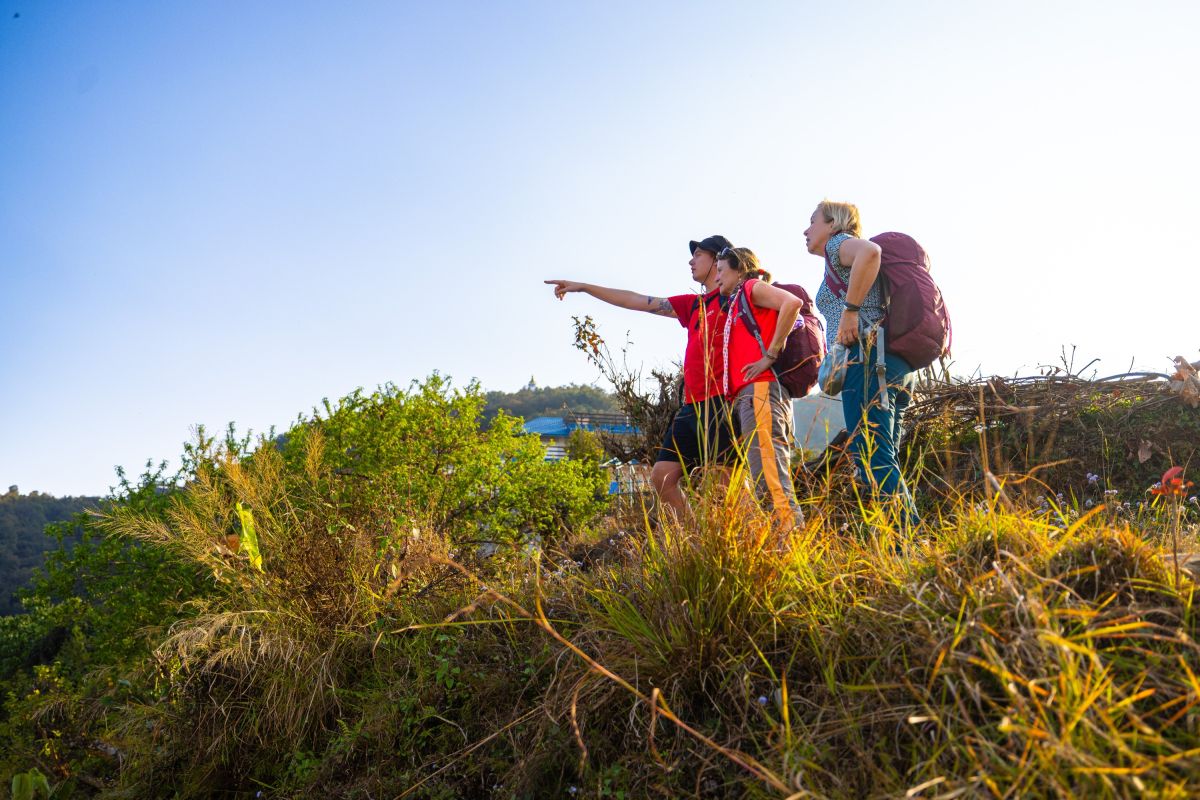 Wanderung über die Hügel bei Pokhara in Nepal