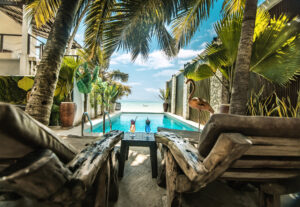 Tropicl Resort-Pool mit Palmen und entspannender Atmosphäre