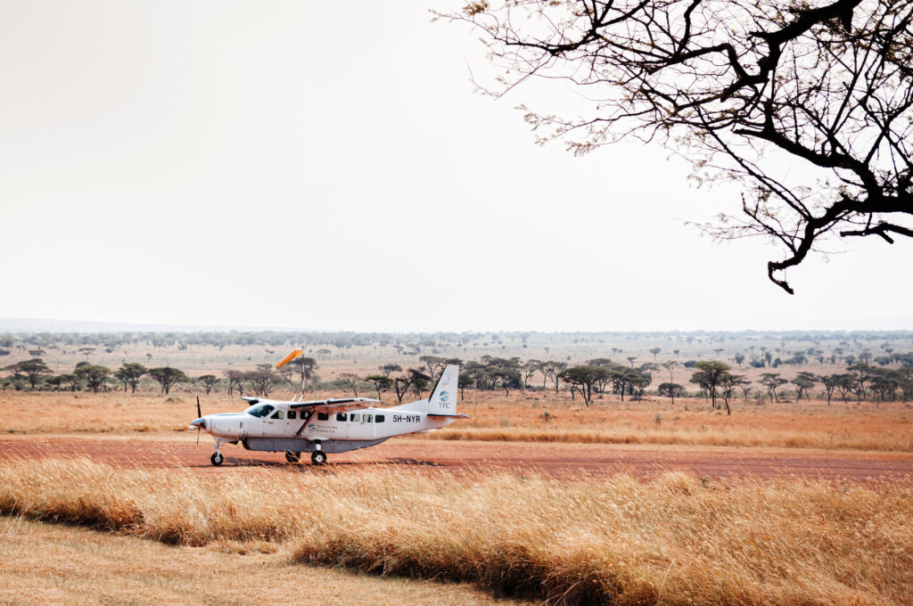 Ein leichtes einmotoriges Flugzeug vom Typ Cessna auf einer staubigen Landebahn in der Serengeti