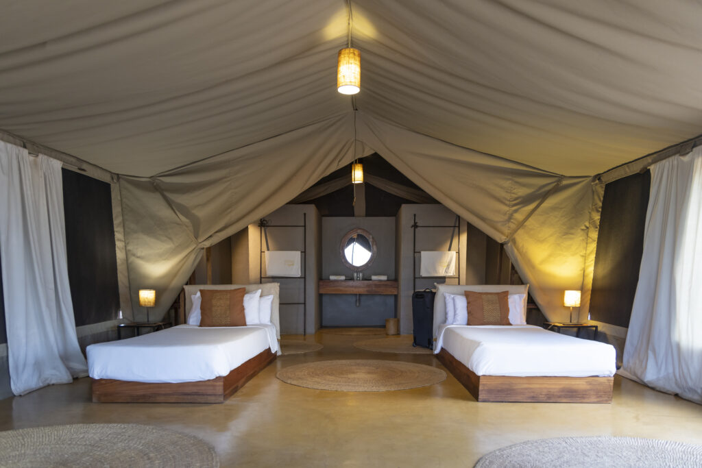 Innenansicht einer luxuriösen Zeltlodge während einer Safari im Tarangire-Nationalpark in Tansania, Ostafrika