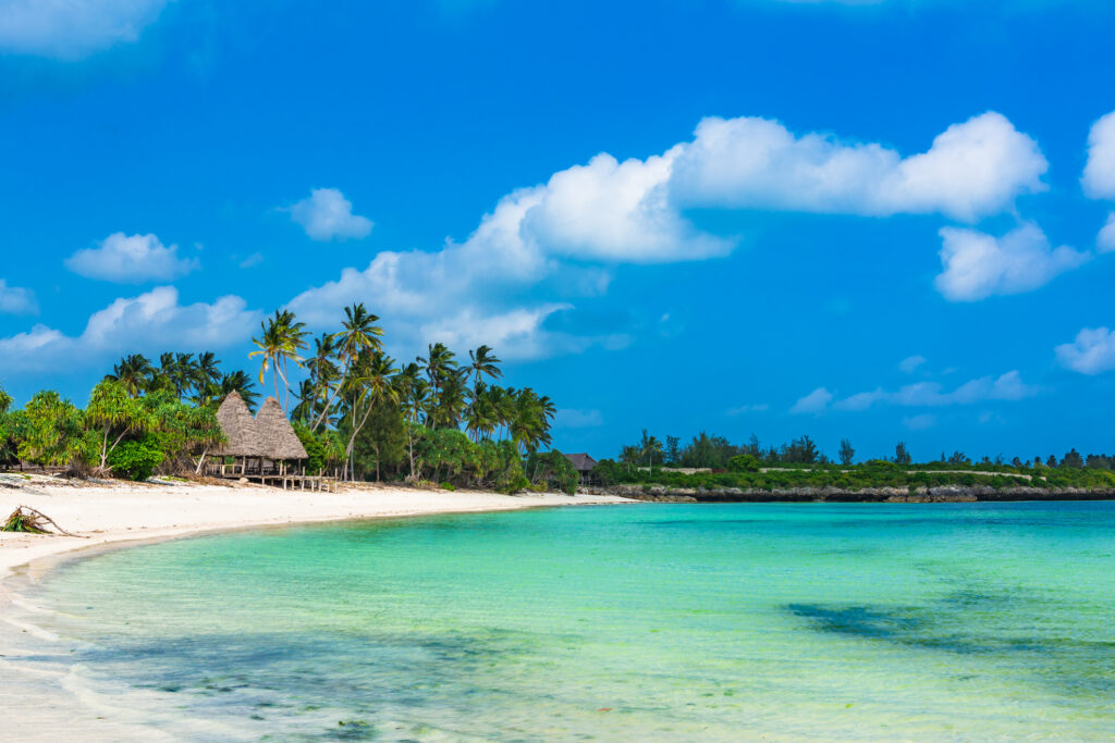 Weißer Strand und mehr mit einer Hütte auf Sansibar