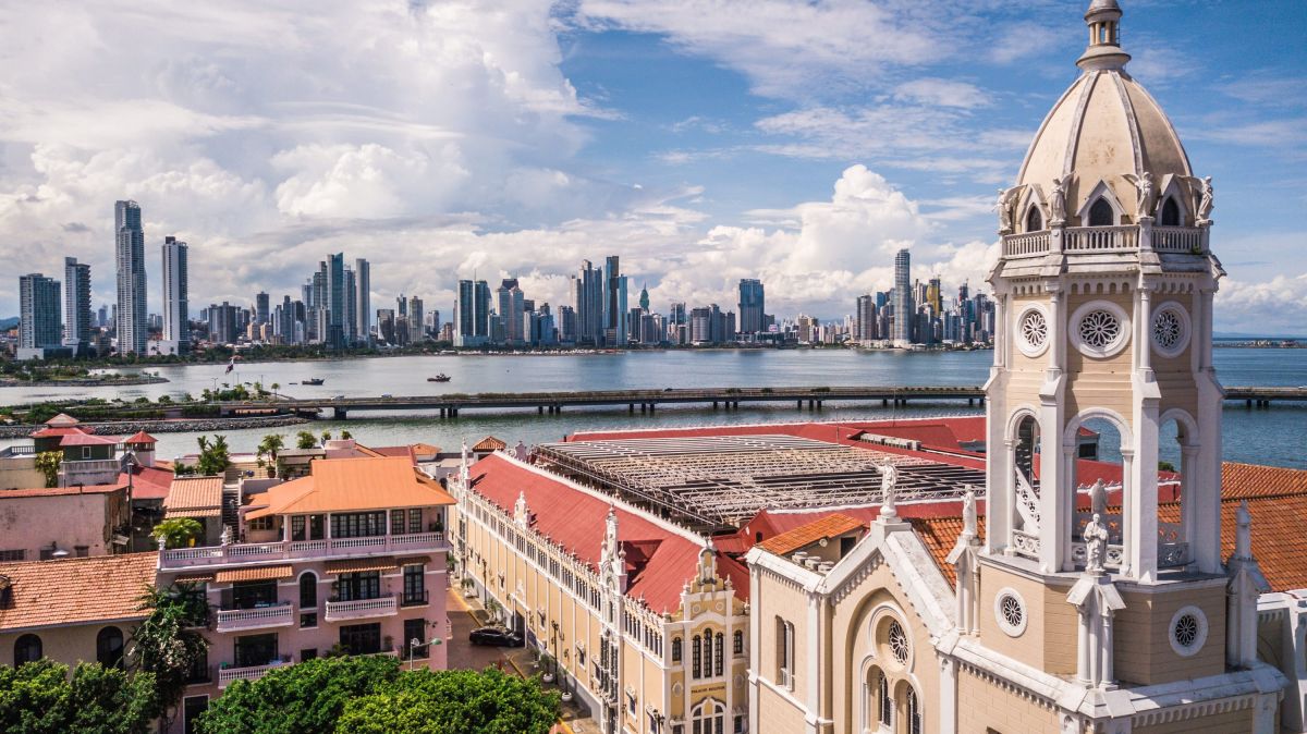 Beeindruckende Skyline von Panama-Stadt mit Casco Viejo im Vordergrund