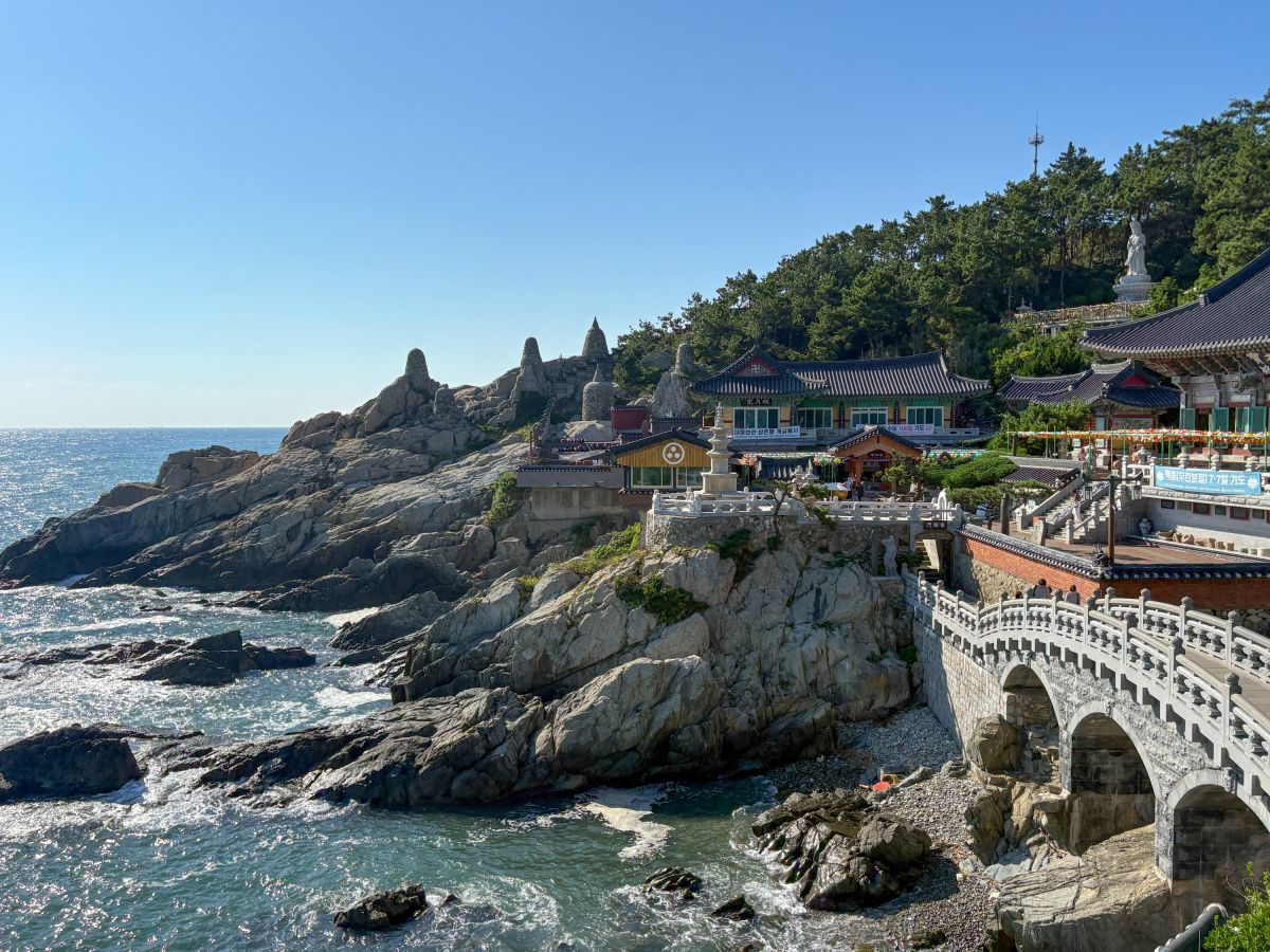 Felsige Küste mit Tempelanlage am Meer in Busan, Südkorea
