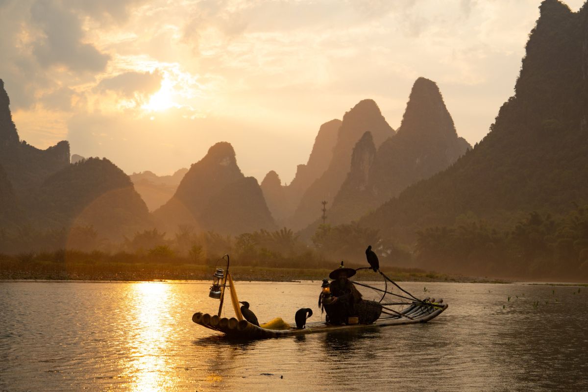 Goldene Abendstimmung mit Kormoranfischer auf dem Li-Fluss, China