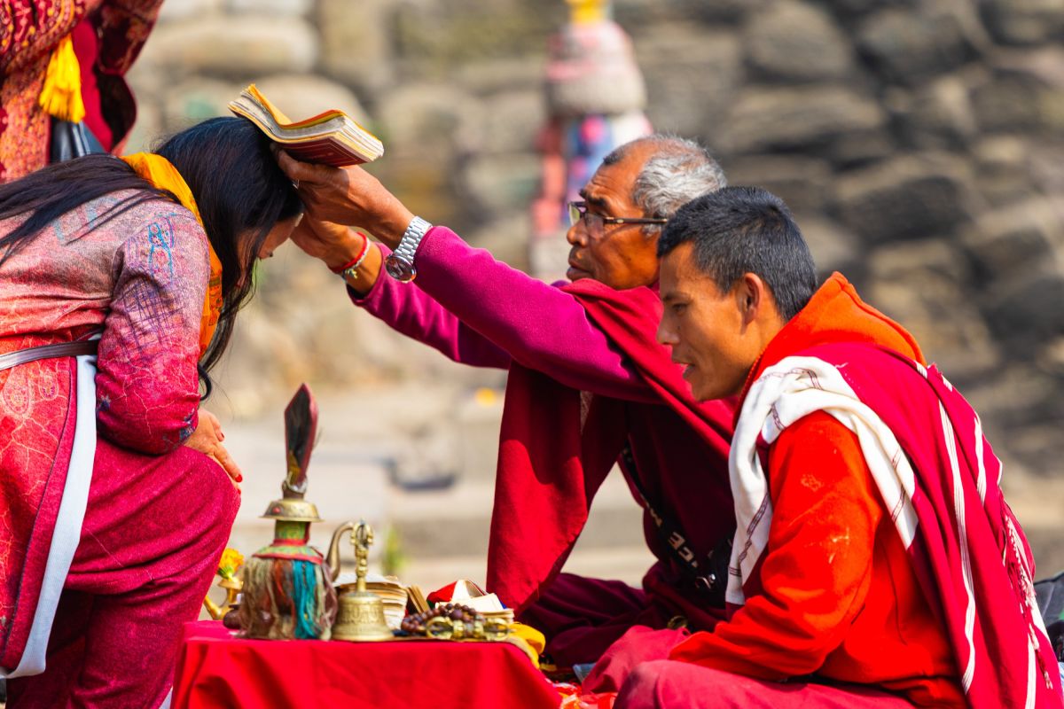 Rituelle Segnung an der Boudhanath-Stupa, Nepal