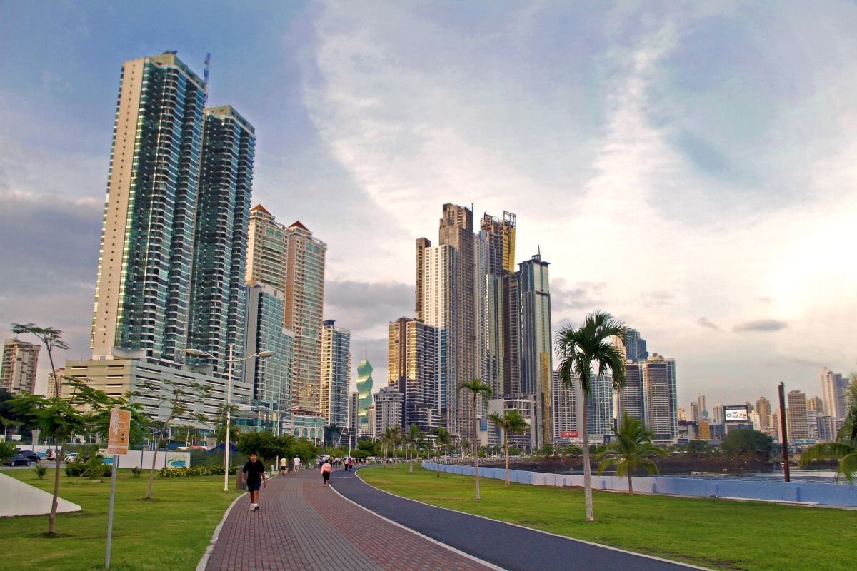Erkunden Sie die beeindruckende Skyline von Panama-Stadt in Zentralamerika