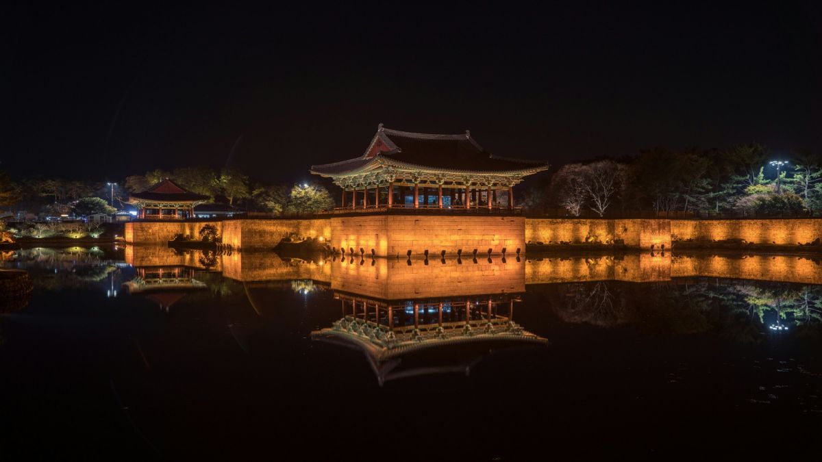 Beleuchtete Architektur von Gyeongju bei Nacht in Südkorea