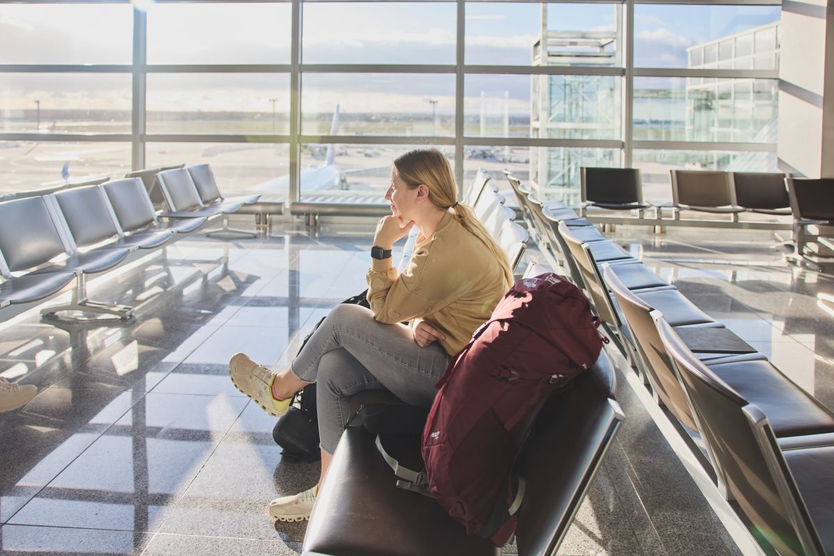 Warten auf den Abflug – Reisemoment am Flughafen in Indonesien