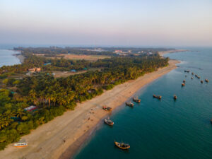 Luftaufnahme der tropischen Küste mit Fischerbooten bei Saint Martin’s Island, Bangladesch