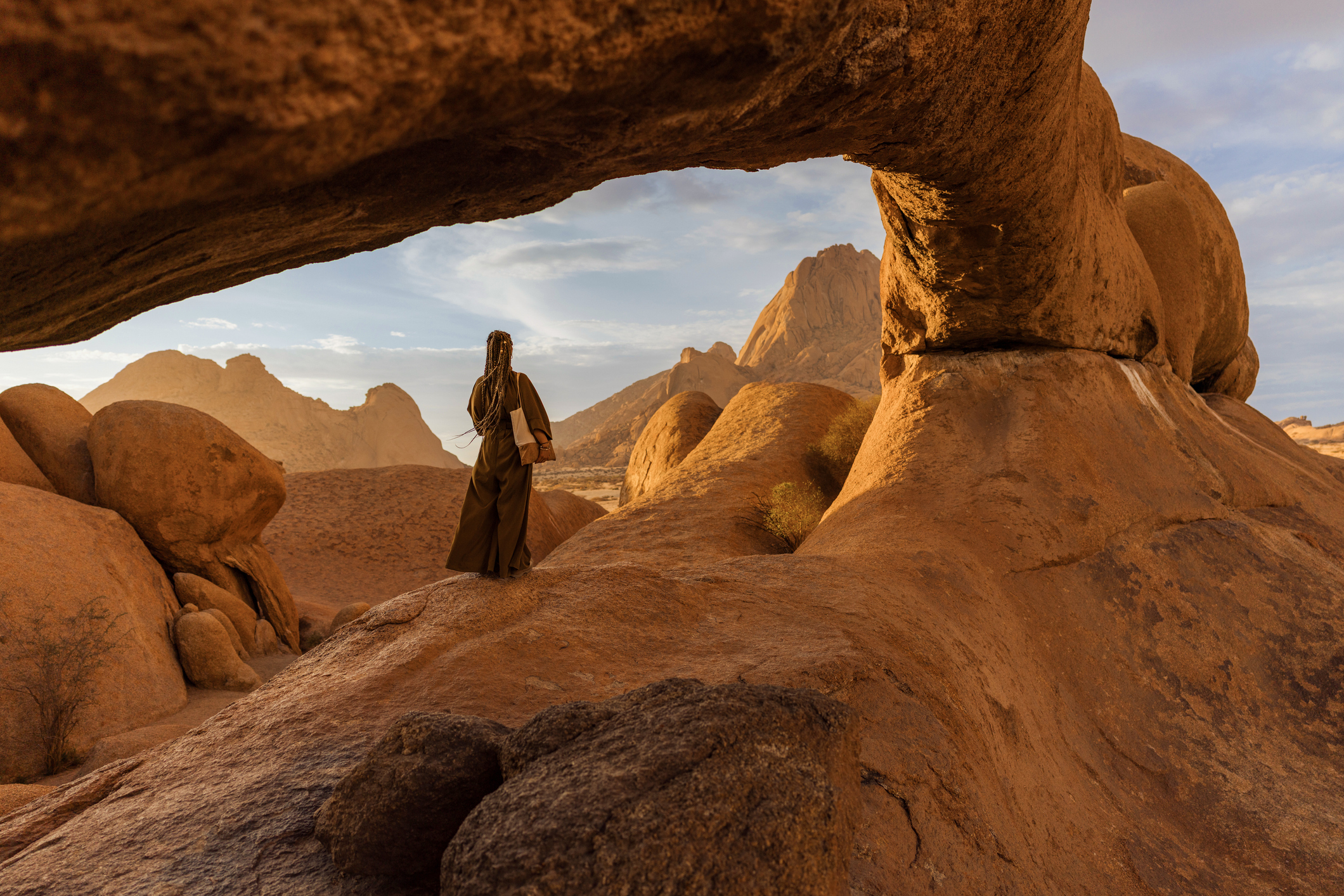 Touristin genießt die Landschaft der Spitzkoppe in Namibia