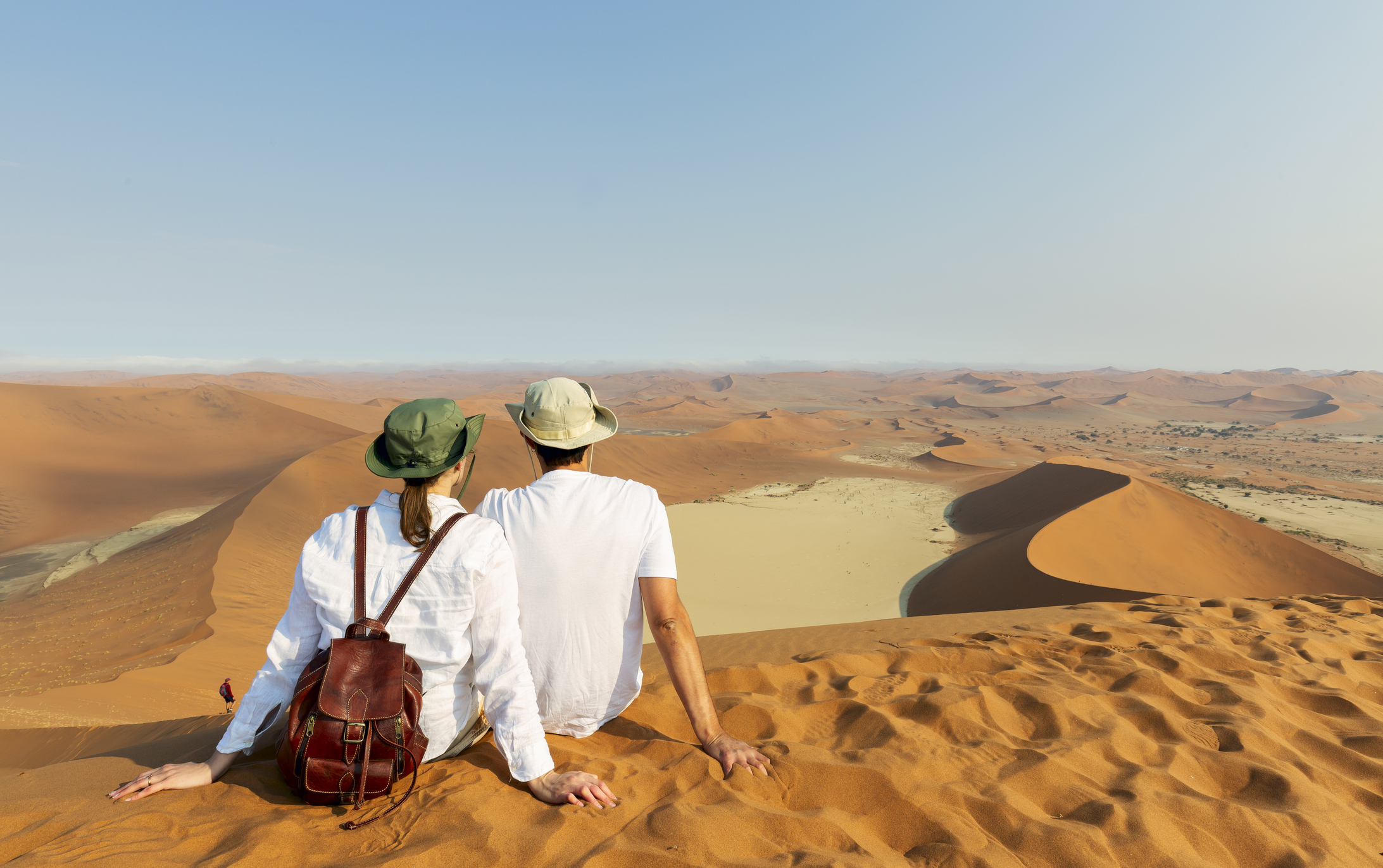 Paar blickt auf die Landschaft der Namib-Wüste