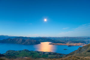 Nachtansicht des Wanaka-Sees. Blick vom Roys Peak Track. Vollmondnacht.